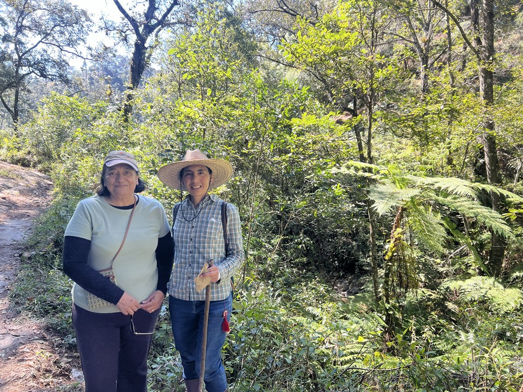 Filmmaker Maricela Rodríguez with Claudia Olvera, of the Paltoyacata Rancho Integral Xochitlan de Vicente Suárez cooperative