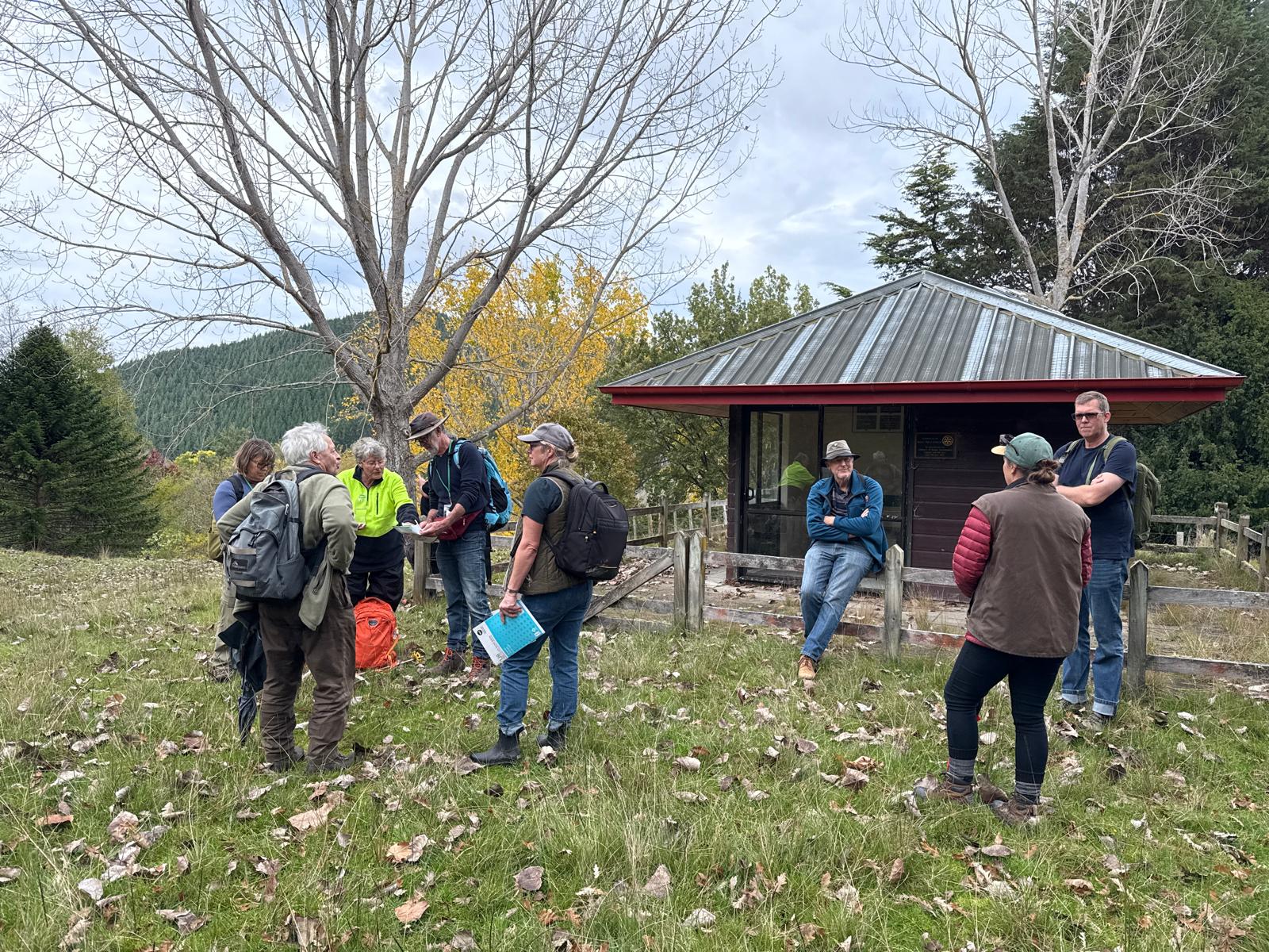 Pausing for a chat and a regroup at the Rotary Hut near Mexican Way.
