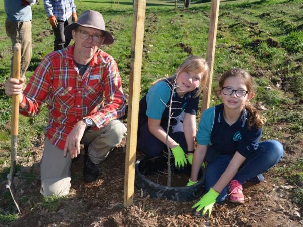 Students from Winters Flat Primary School and garden specialist Terry Willis plant a Quercus macrolepis subsp. ithaburensis seedling