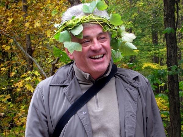 Hail to the Chief! Newly-annointed IOS President Charles Snyers was crowned in Warren Woods - Photo: G. Sternberg
