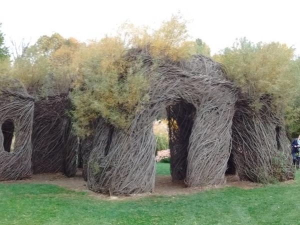 Sculpture by Patrick Dougherty at Fernwood Botanical Gardens - Photo: R. Cameron